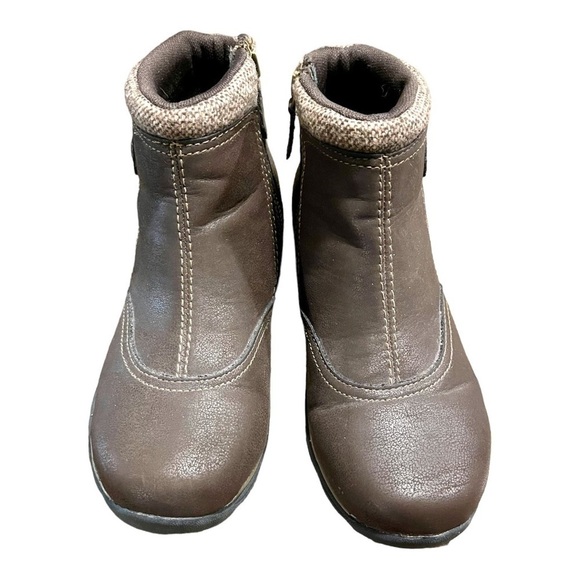 EASTLAND, BRIDGET, ANKLE BOOT. BROWN SYNTHETIC UPPER WITH FABRIC LINING. SIZE 6M - Picture 2 of 8